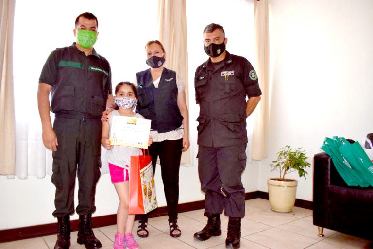 Niña curicana ganó en concurso organizado por Gendarmería