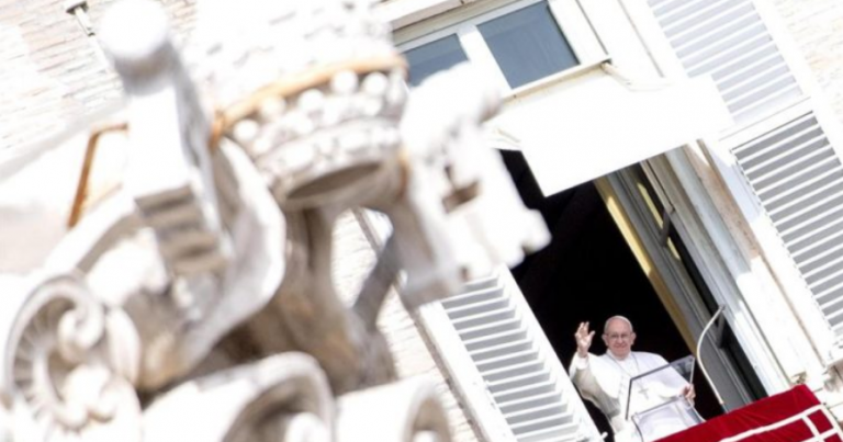 Papa Francisco critica que la gente se vaya de vacaciones sin cumplir restricciones