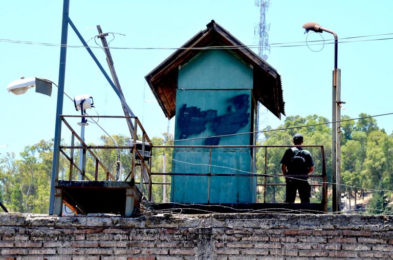 Gendarmería confirma 118 casos de Covid-19 en la cárcel de Curicó