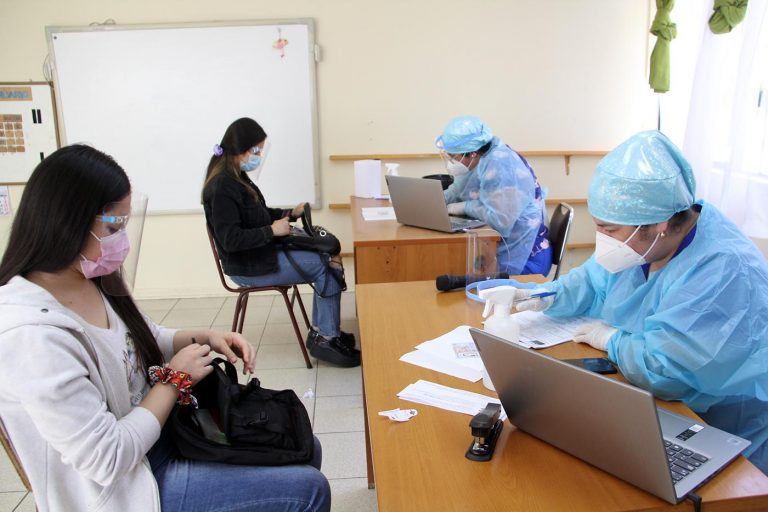 Más de 200 exámenes PCR se realizan  diariamente en Colegio Alessandri