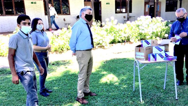 Estudiantes técnico-profesionales de la región reciben tablets de Seremi de Educación y CPC