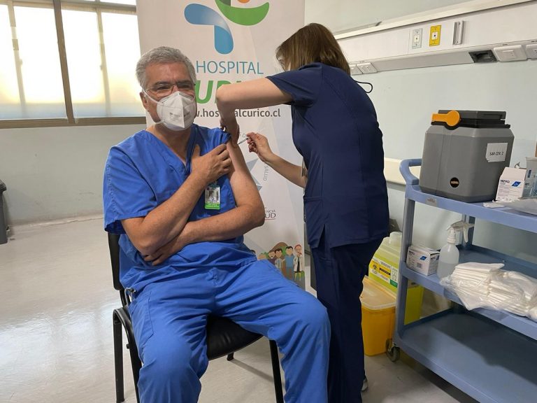 Funcionarios del Hospital de Curicó recibieron la primera dosis de la vacuna contra el Covid-19