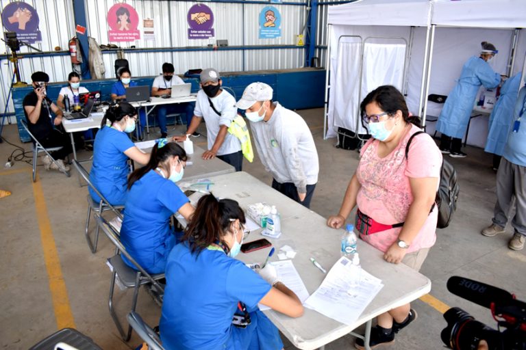 Con toma de exámenes PCR a recolectores de residuos  domiciliarios sigue búsqueda masiva de casos Covid-19