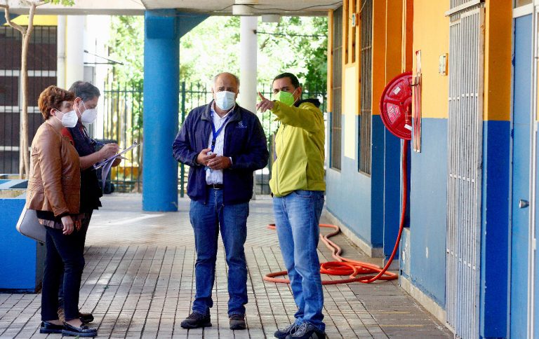 Supervisan colegios que serán utilizados  como vacunatorios contra el Covid-19