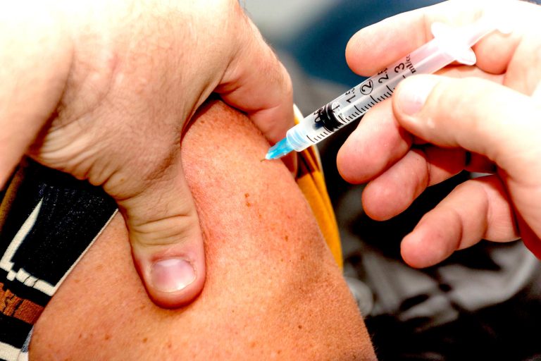 Académico de la Universidad de Talca: “Lo ideal sería concentrarse en aquellas vacunas más exitosas y producirlas en masa”