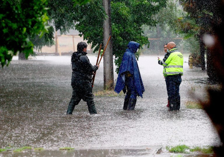 Sectores inundados y prolongados cortes de luz marcan paso de intensas precipitaciones