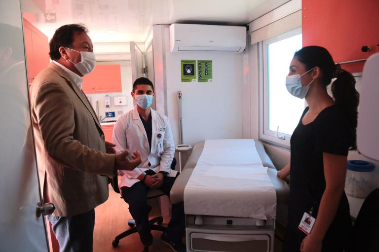 Municipalidad de Talca presentó clínica móvil