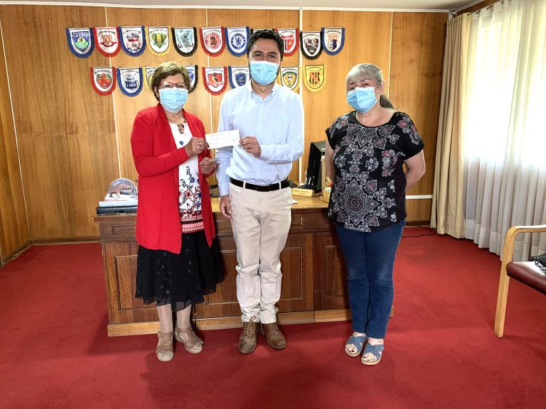 Artesanas del crin reciben subvención municipal para adquirir materiales y seguir desarrollando sus tejidos