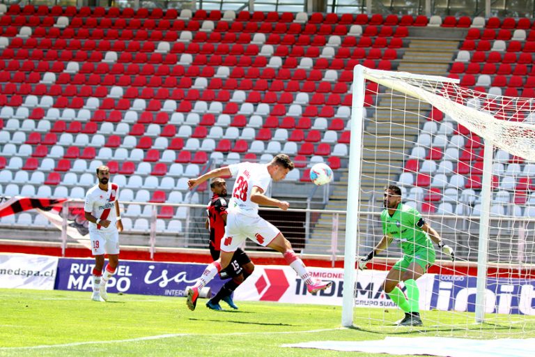 El Curi vuelve a los abrazos y sigue en carrera