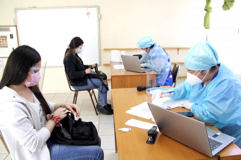 Municipio curicano habilitó centro de toma de muestras en Escuela Alessandri