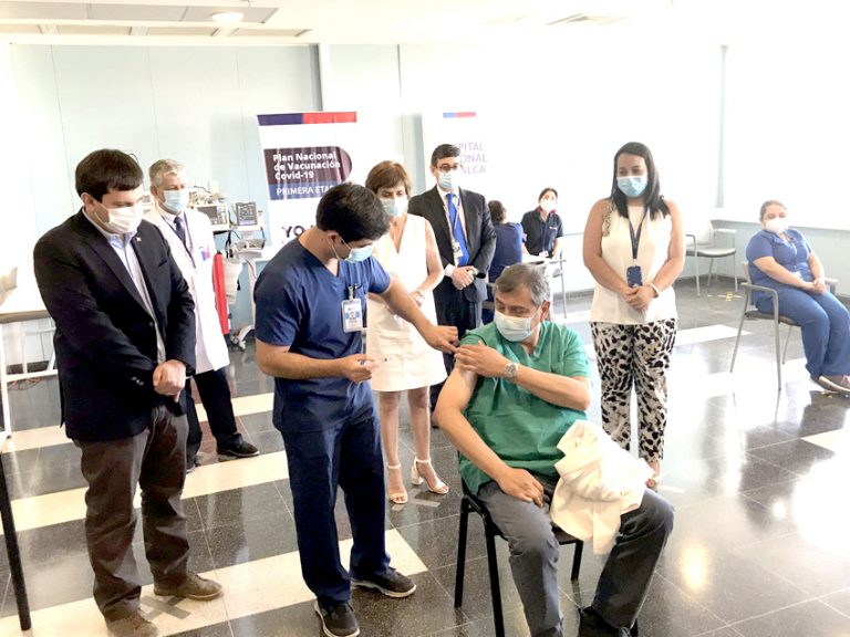 Se inició proceso de vacunación contra Covid-19 a personal de salud del Maule
