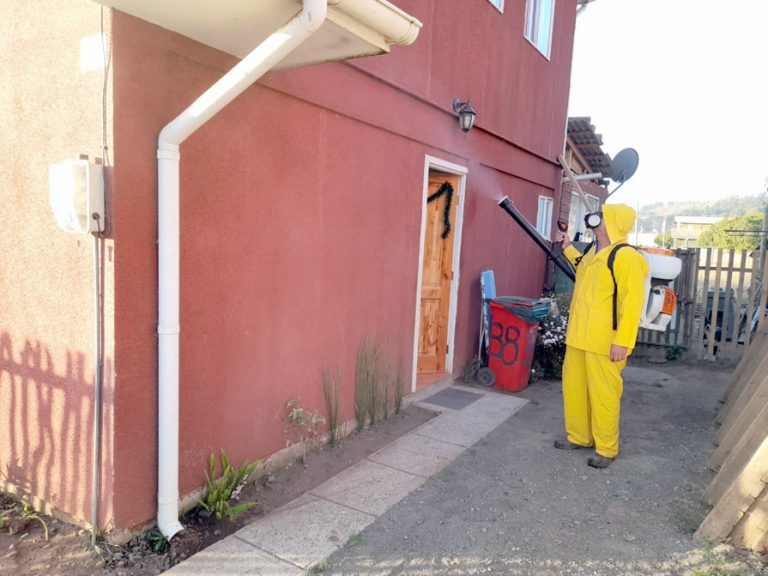 Sanitizan casas de adultos mayores en la costa curicana