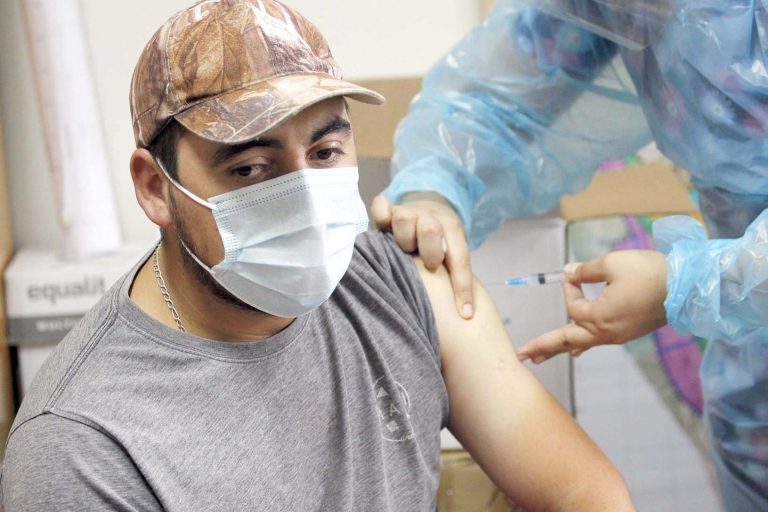 Covid-19: vacunan a funcionarios de la “Primera línea” del municipio rauquino