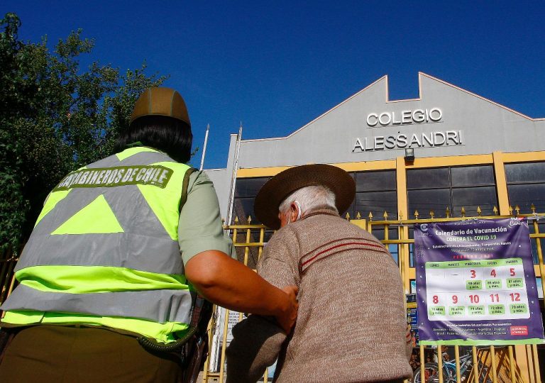 Carabineros realiza trabajo preventivo en vacunación de adultos mayores