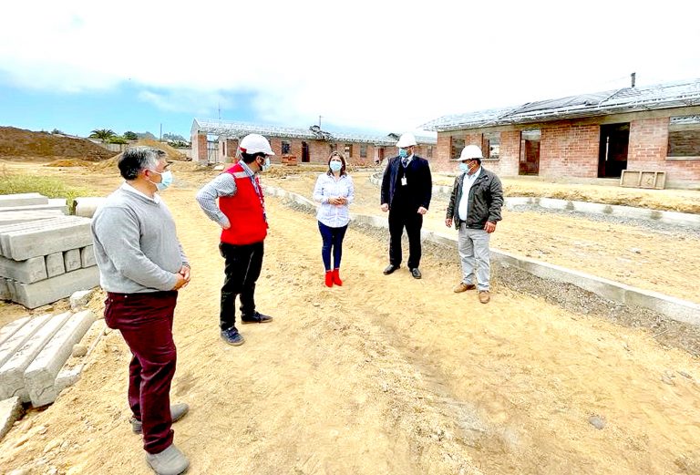 Autoridades y vecinos recorren obras de conjunto habitacional para familias rurales de zona costera