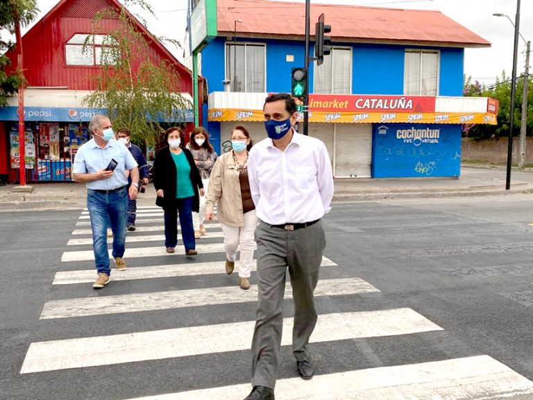En funcionamiento semáforo peatonal en avenida Balmaceda con calle La Niña