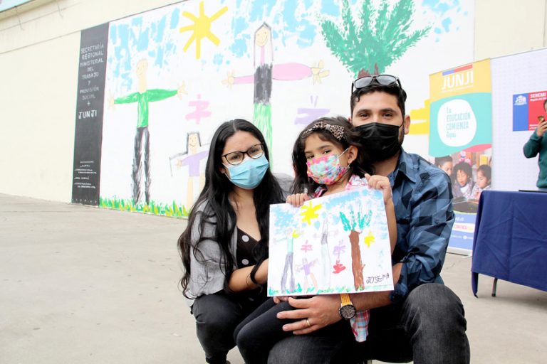 Seremi del Trabajo reconoció a ganadora de concurso