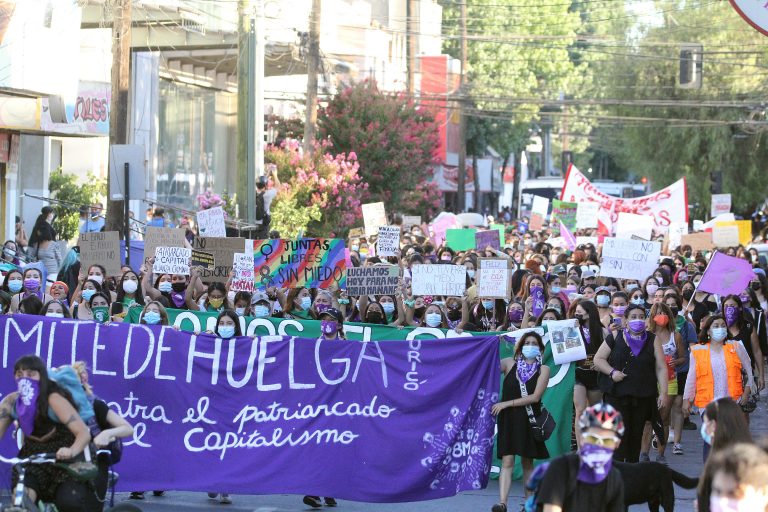 Curicanas salieron a las calles a exigir sus derechos