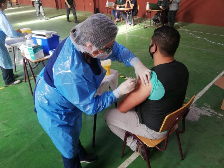 Con éxito realizan operativos de vacunación  para internos y funcionarios de Gendarmería