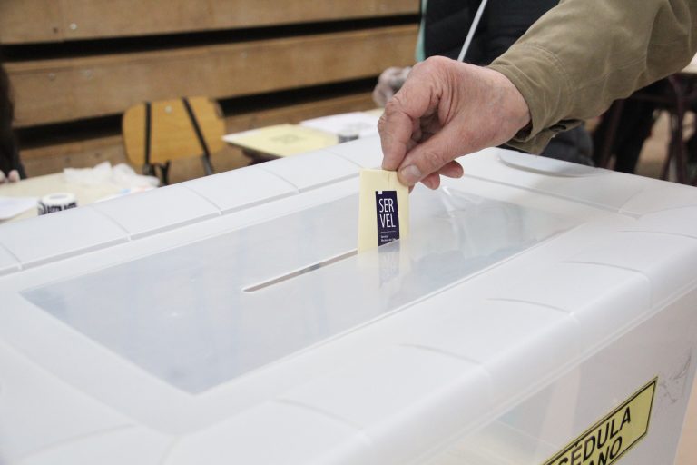 Presidente cita al comité político y al ministro Paris para evaluar postergar las elecciones de abril