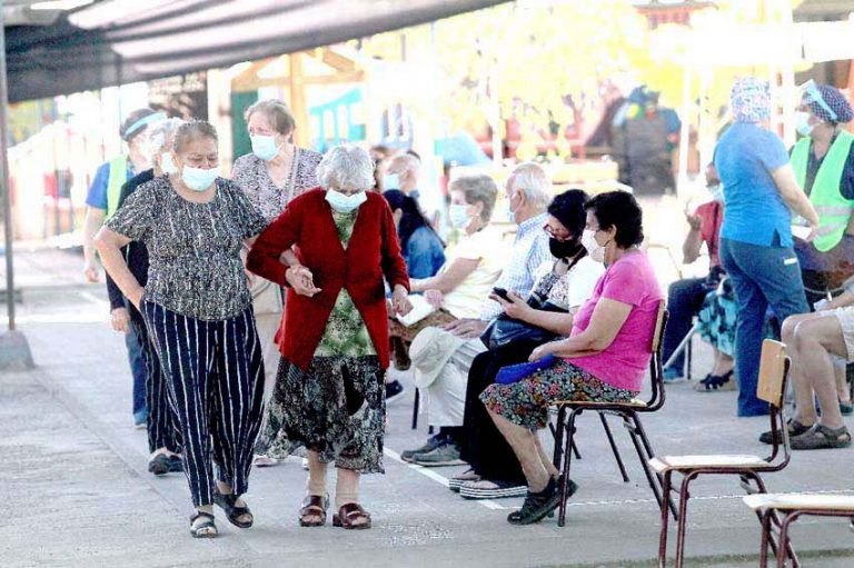 Curicanos comenzaron a recibir segunda dosis de la vacuna contra el Covid-19