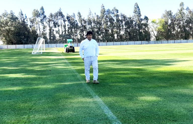 El hombre tras una aplaudida cancha de fútbol