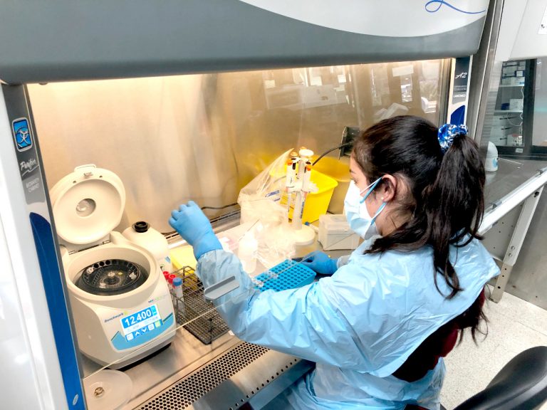 Capacitan a profesionales del Hospital de Curicó para la toma de test PCR