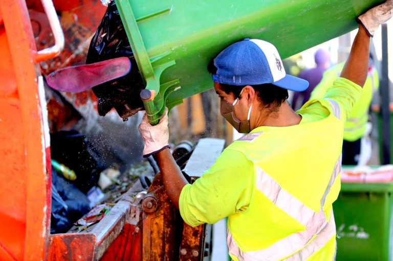 Entregan bono por un millón de pesos para los recolectores de basura de la Región del Maule