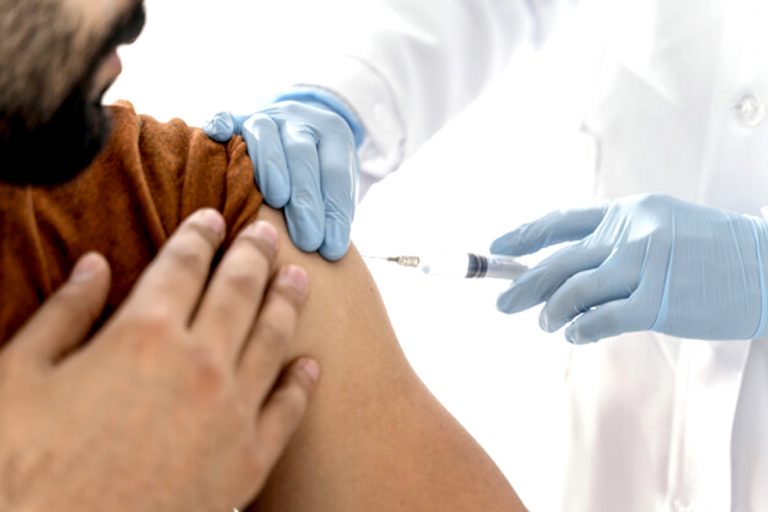 Académica advierte que las personas jóvenes sí se pueden contagiar e incluso morir por Covid-19