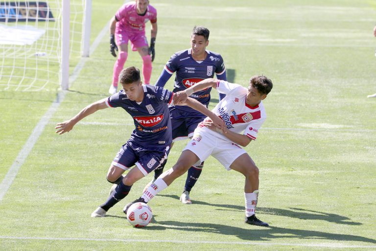 A las 17:15 horas, el curi a la cancha