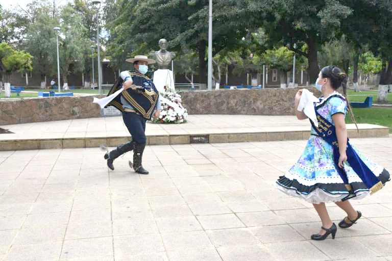 Villa Prat celebró nuevo aniversario con ofrenda floral y un abrazo a la distancia
