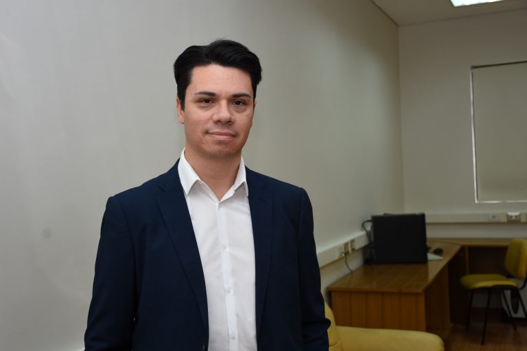 Experto critica que se haya priorizado vacunación  contra el Coronavirus a los empleados públicos