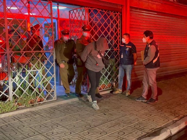 Sorprenden a 13 personas al interior de salón de juegos en pleno toque de queda