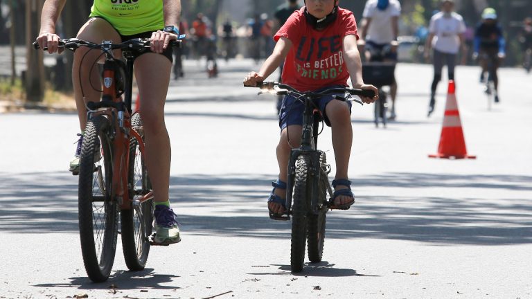 Mineduc pidió a los colegios “adecuar” los horarios para que niños utilicen la franja deportiva