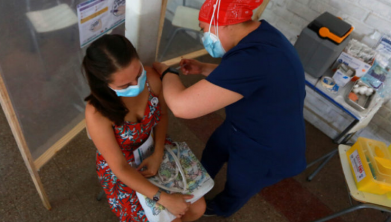 Director del ISP defendió uso de vacuna de Sinovac y aseguró que se estudia sumar una tercera dosis