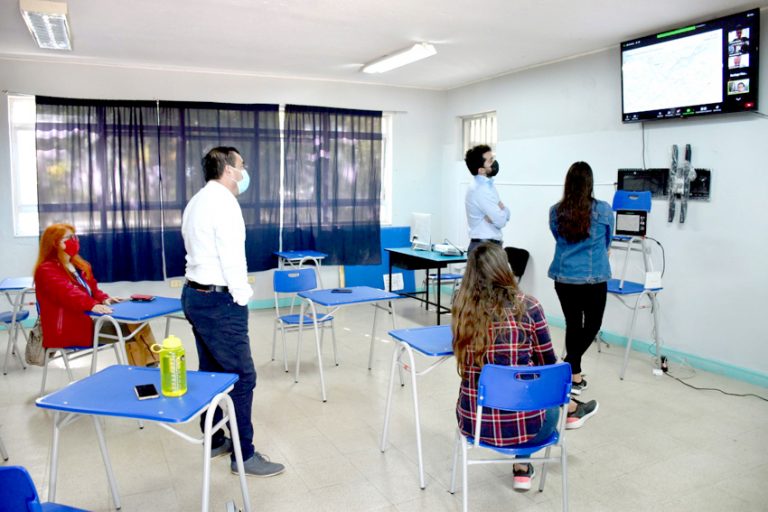 Jóvenes plantean “inconsistencias” en proyecto de torres de alta tensión