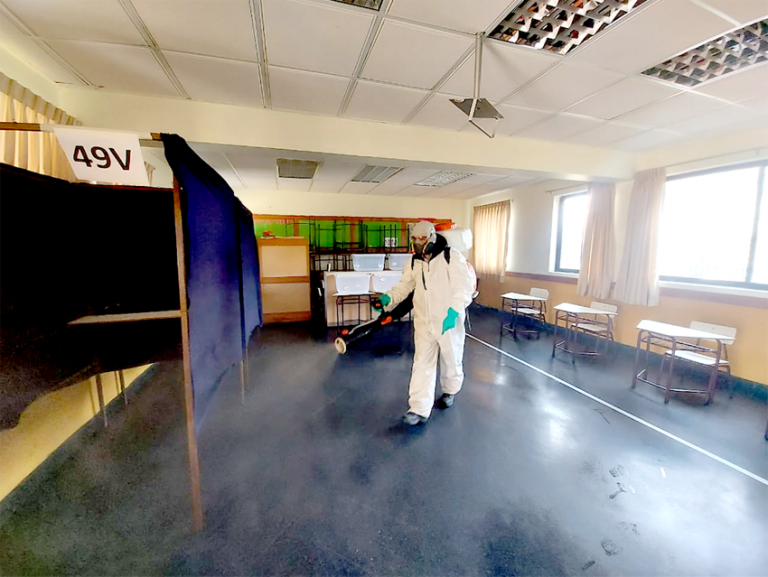Municipio de Talca realiza operativo de sanitización en locales de votación