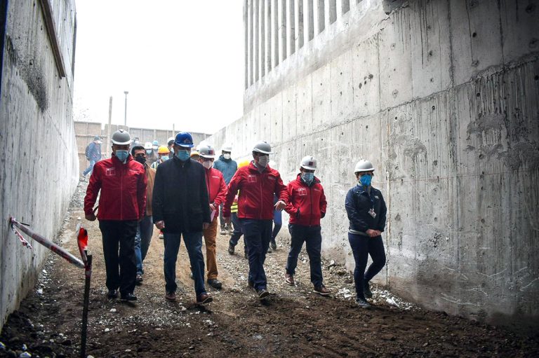 Ministro de Obras Públicas recorre nuevo edificio del SML y destaca avance de 50% del proyecto
