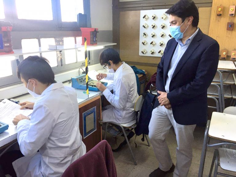 Subsecretario de Educación afirma que ninguna conectividad o computador reemplaza la escuela