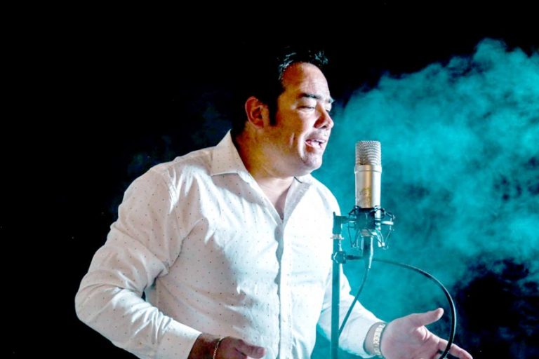 Cantante talquino es uno de los más escuchados en radios de Ecuador