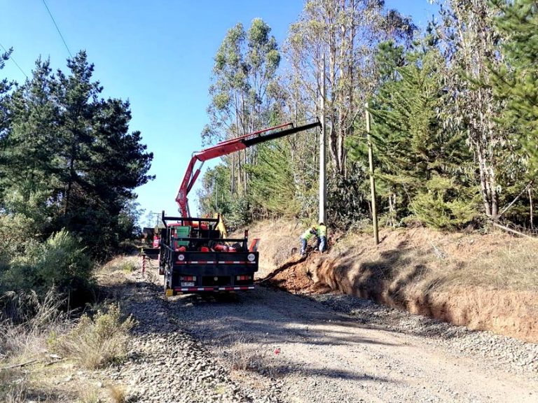 Vecinos del sector “Los Mayos” de Constitución celebraron llegada de electricidad a sus hogares