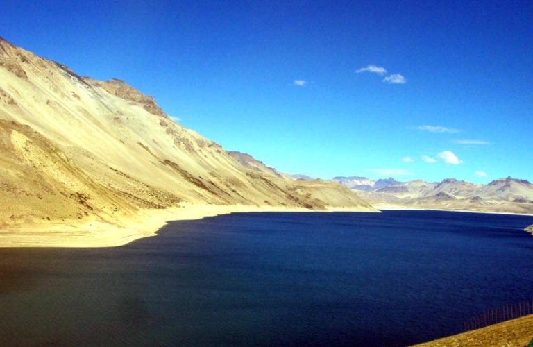 Enjambre sísmico de 156 eventos del tipo volcano-tectónico en la Laguna del Maule