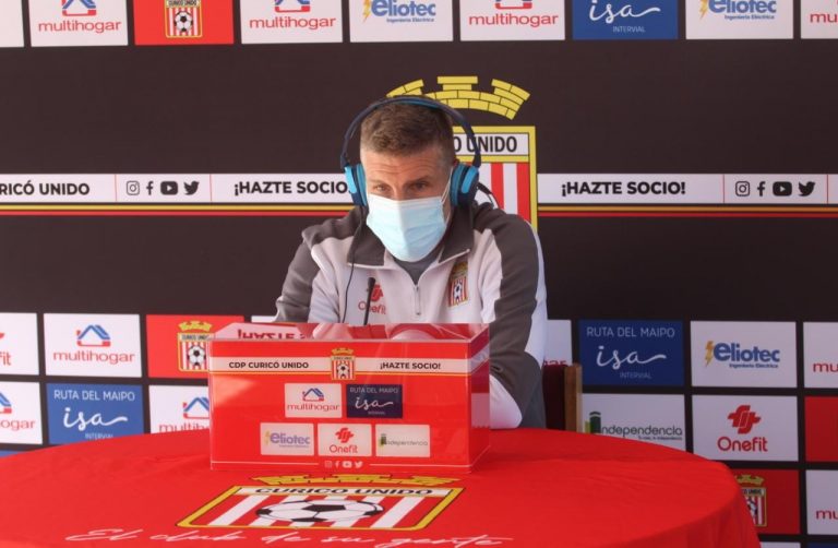 Hinchas curicanos piden la salida de Palermo