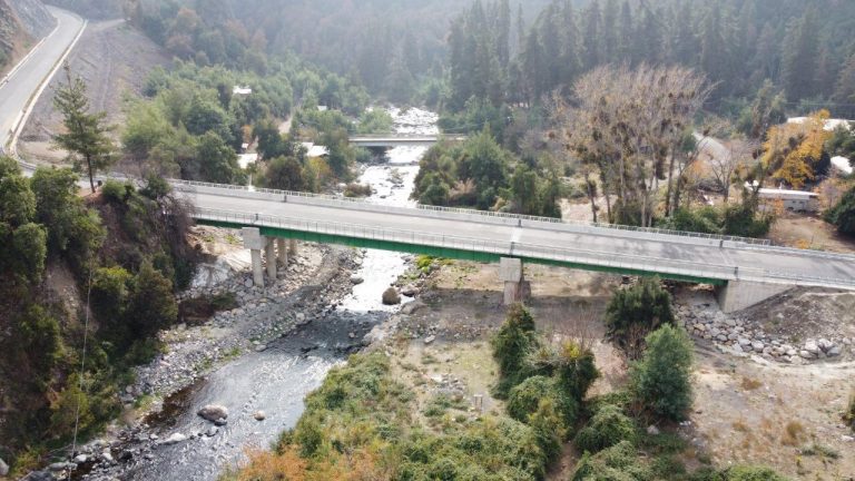 Supervisan obras en ruta que mejorará la conectividad hacia Radal Siete Tazas