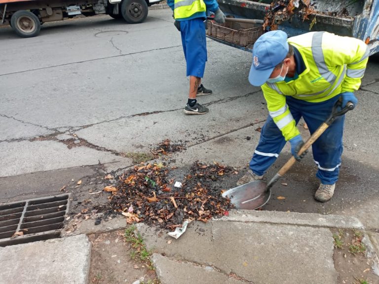 Municipio curicano trabaja en limpieza de sumideros
