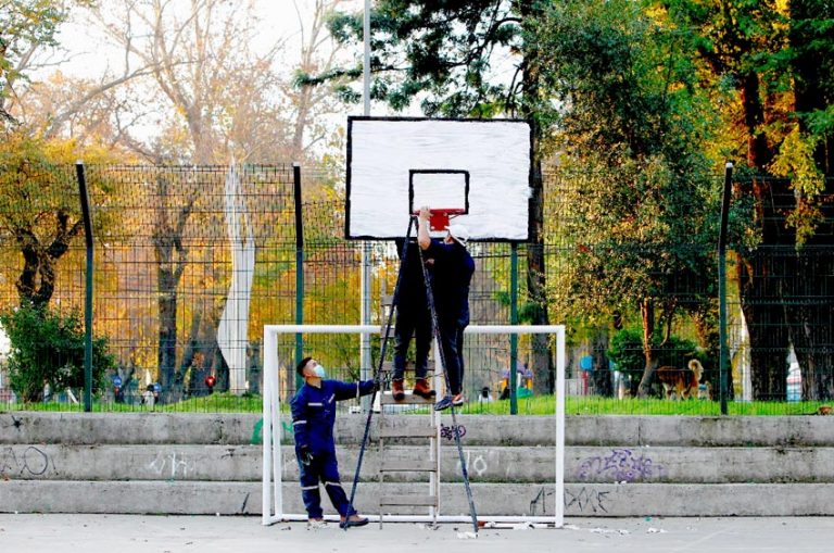 Municipio repuso aros de básquetbol que fueron retirados por la seremi de Salud