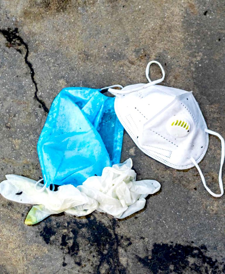 Recomiendan desechar “de manera responsable” mascarillas, guantes de látex y envases de alcohol gel