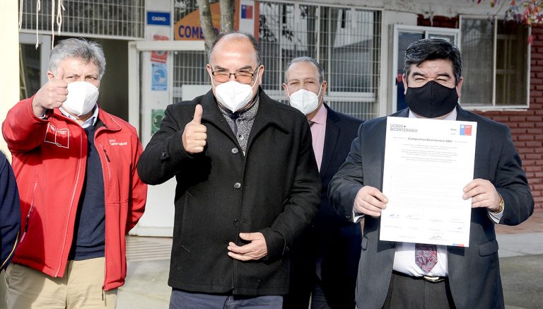 Firman compromiso de ejecución  de proyecto Bicentenario