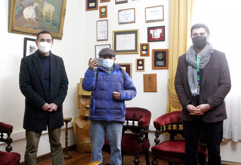 Agradecen a funcionario del DAEM Curicó que devolvió billetera extraviada a adulto mayor