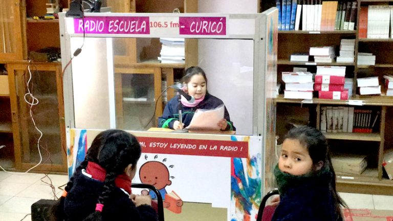 Vuelve exitoso proyecto en Curicó: “¡Mami, estoy leyendo en la radio!”